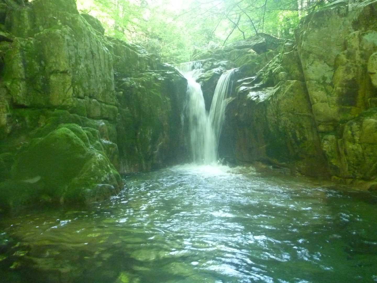V字滝は右岸をへつり上部へ抜ける