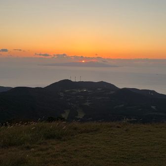 展望スポットから伊豆大島越しの日の出🌅