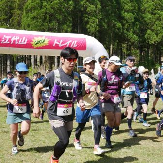 山の下にいる男