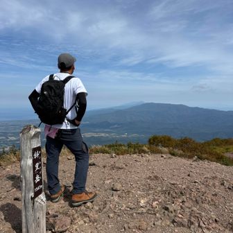 山頂到着！
奥には、昨日登った羅臼岳が見える⛰️✨