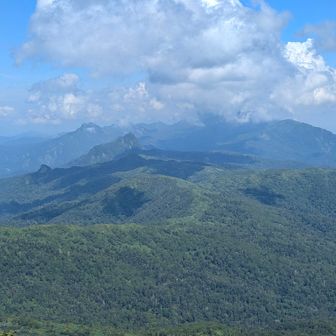 頂上から芦別岳方面の絶景・・