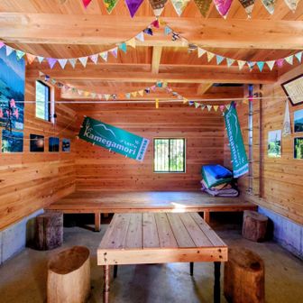 甁ヶ森の避難小屋も綺麗です（四国には綺麗な避難小屋が多いですね🎶）