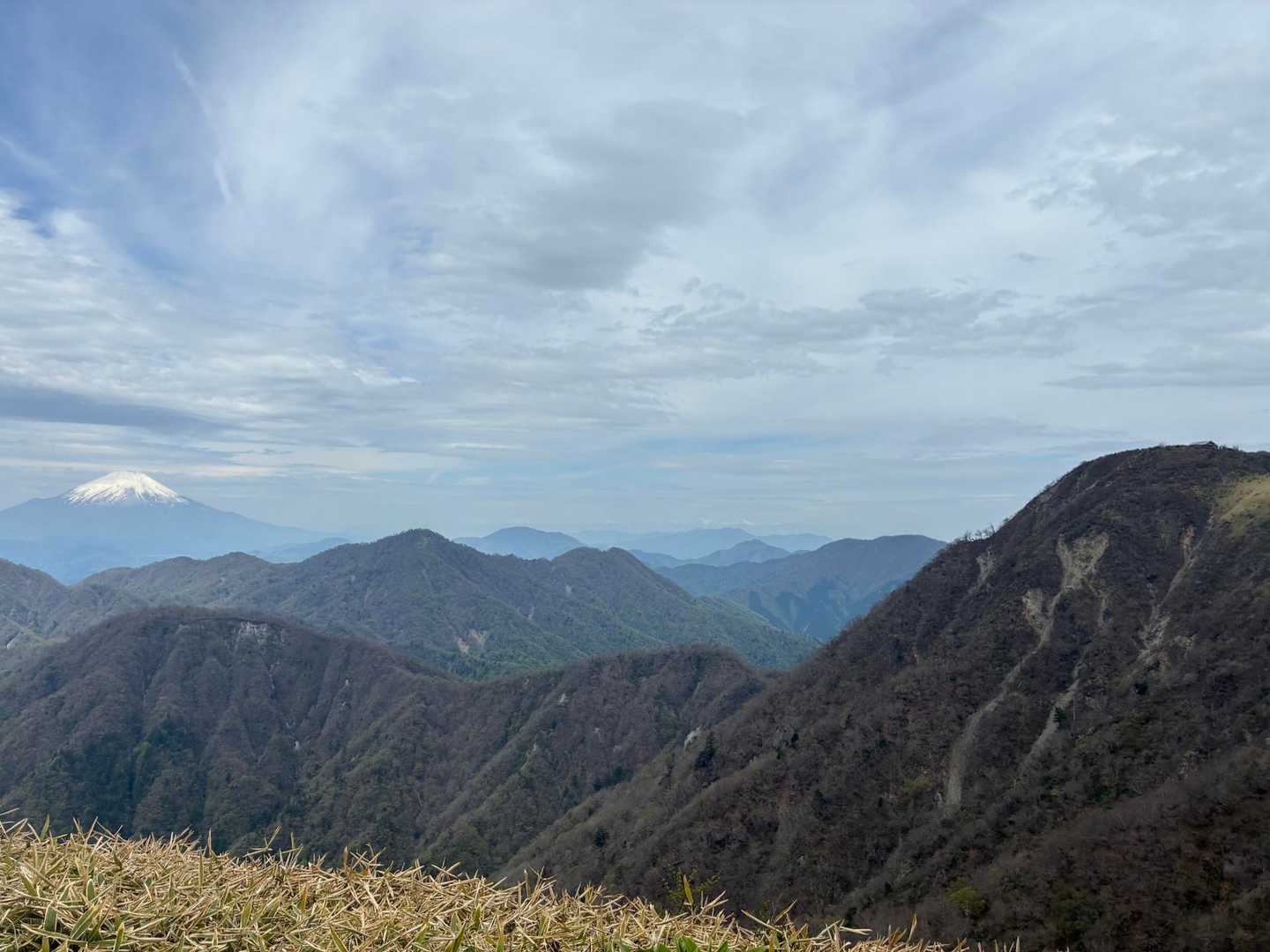 左から富士山、檜洞丸、手前蛭ヶ岳