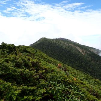 剣ヶ峰から戻る途中で早池峰山