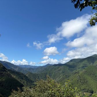 御前山、大岳山、三頭山の奥多摩三山方面ですが、雲が被ってしまってますね・・・
