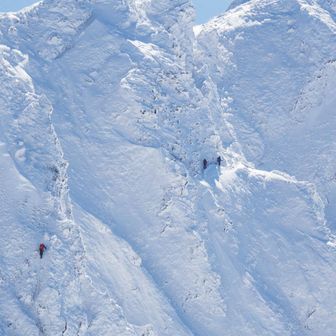 登攀するグループ