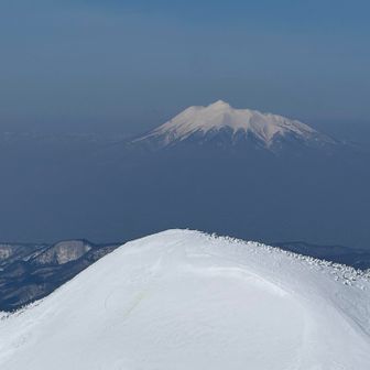 小岳の上に岩木山