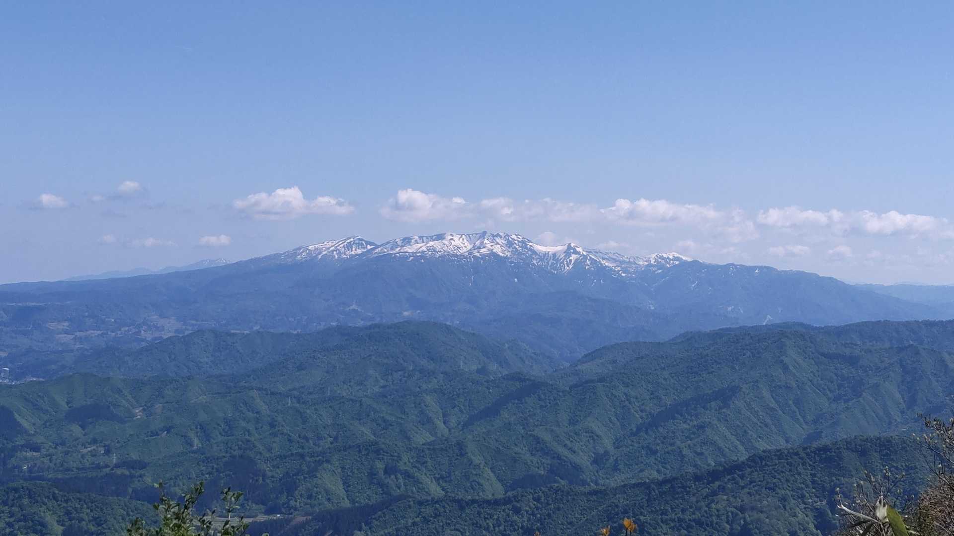 大きな山容の守門岳