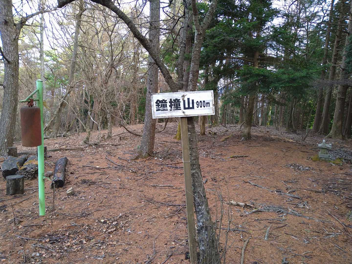 鐘撞山に到着
左の鐘をたたきます
いい音だ
ここでザックをおろしてカレーパンを食べる