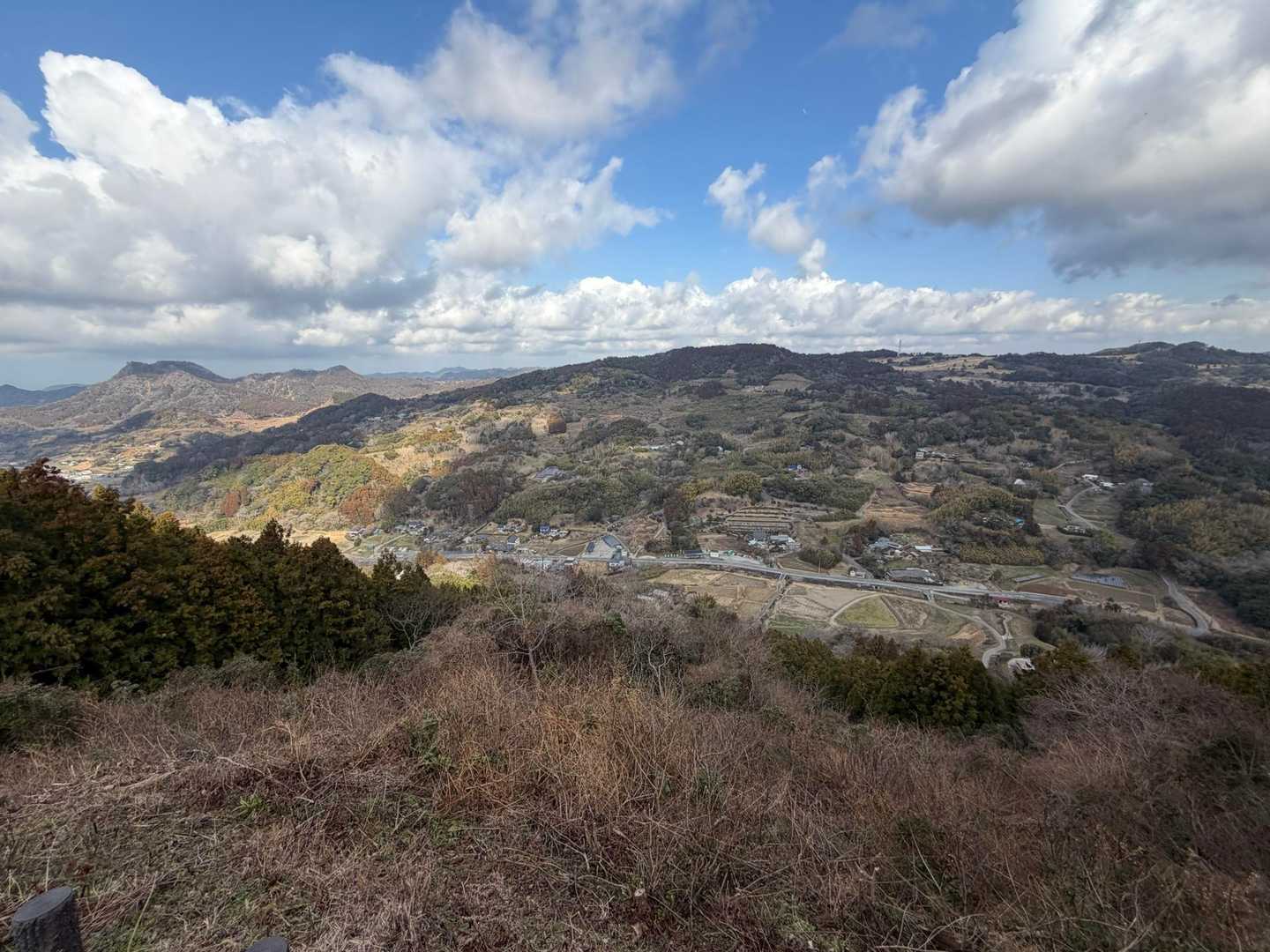 大黒様からは県道と駐車場も見えます。
駐車場が満車となるほど、車も増えています。

下山後、一年ぶりに、11時開店の鋸南食堂へ向かう予定です。サクサクのアジフライがチラつき、足取りも速くなりました😁

駐車場まで戻り、おつかれ山です😄