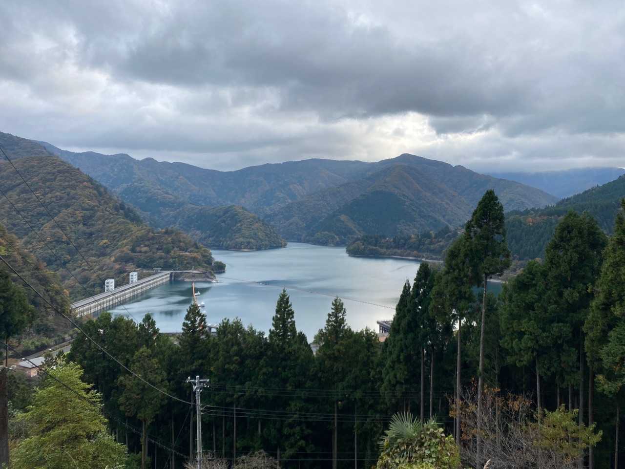 ーーーーーーーぷっ💨‼️

はい‼️カット‼️🎥
奥多摩湖畔から聞こえます。
スタート時の駐車場🚗🅿️
いっぱいいたロケ車🚗は映画🎬❓ドラマ❓
撮影だった様です。
スタッフの方に聞きましたが…
ひ・み・つ😅だって💦

鷹の巣山⛰下りは、なかなかハード😅
思いの外、疲れたぁ〜💦
でも、ステキな紅葉🍁見れて良かった✨

あー
楽しかった✨😁鷹の巣山⛰
また来るね💨


