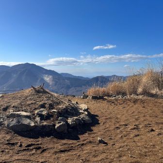 明神ヶ岳山頂　爆風でした。