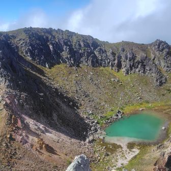 正賀池と南峰…北峰（2398m）より南峰（2456m）の方が高いんですよね👍