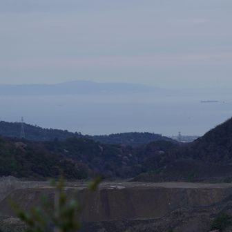 根来両景峰 山頂から泉南方面の海
久々に淡路島が見え、明石海峡大橋が薄っすらと見えた