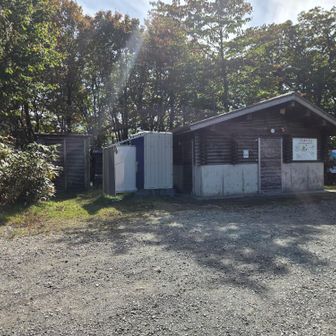 バイオトイレは封鎖されて仮設のトイレがありました。