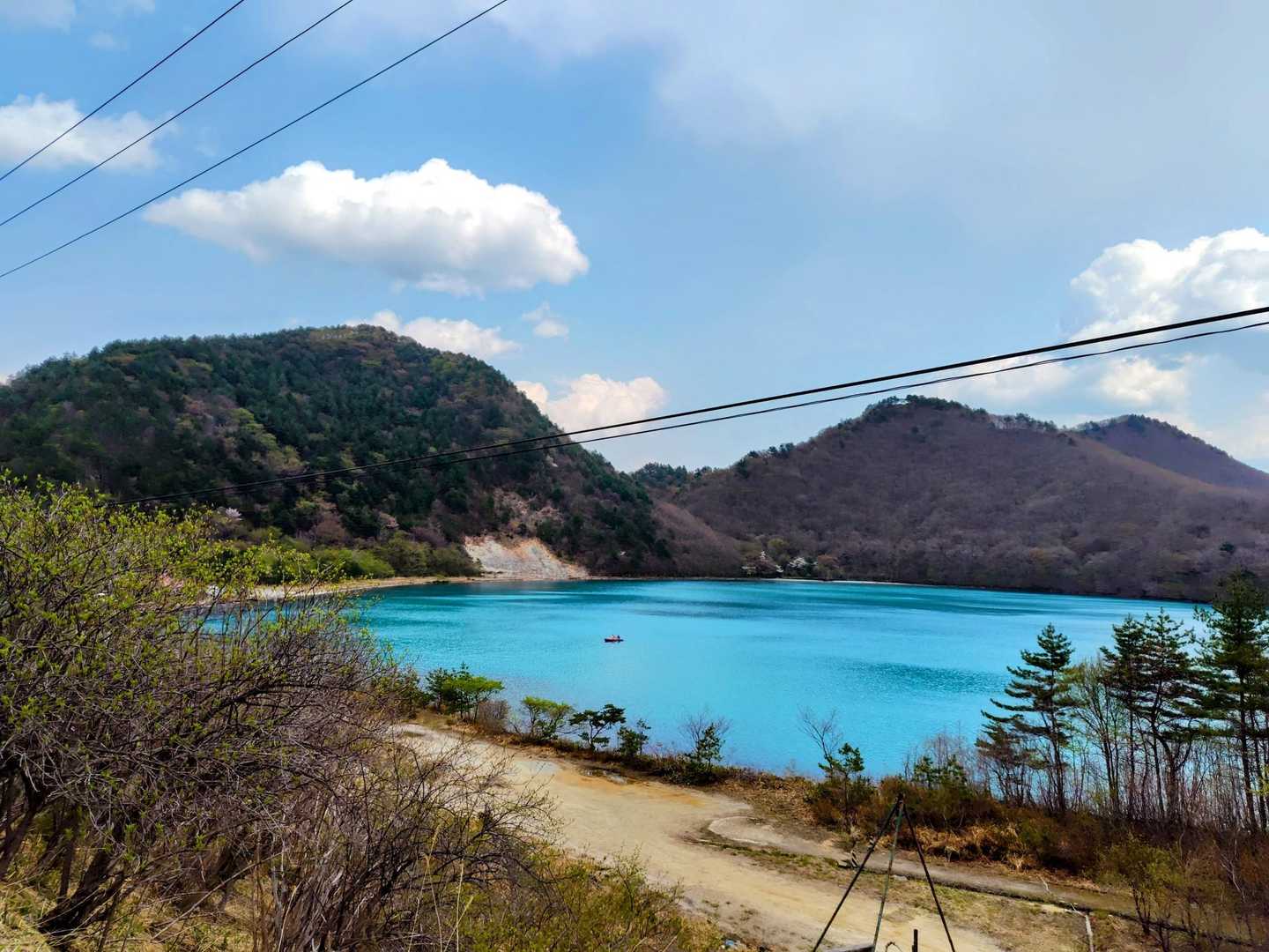 沼まで降りてきました🚶
先程登った2つの山🗻🗻