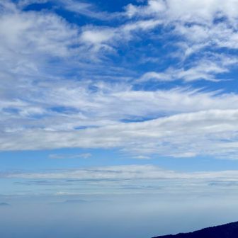 山頂からは伊豆七島も見える👀
左から「利島　新島　鵜渡根島　式根島　神津島」
見えてるけど…写真はこれが限界だったな〜