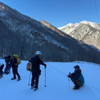先に下りてアイゼン外してるむーさん🤭
今日朝からお会いした方々も一緒でした😊
新潟からいらした方が私の後ろにいてくれて
木に絡まった時とか助けていただきました🙇‍♀️
モモまでハマってジタバタしてるのも見られて恥ずかしい🤣