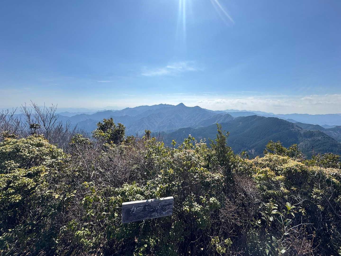 トンガリお山の御前岳その後ろに
福岡県最高峰「釈迦岳」と気象レーダーがある普賢岳😊