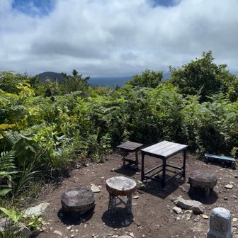 山頂にも椅子とテーブルがあります。