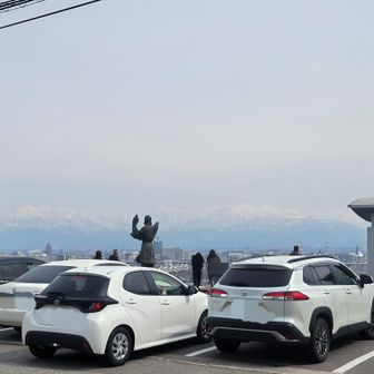 展望台から立山連峰がどーーーン✨
霞んでいるので、ぜんぜん伝わらない😭