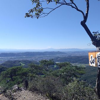遊山。標識の文字は反対側にあるカーブミラーのような鏡に映して見る事になっているようだ。