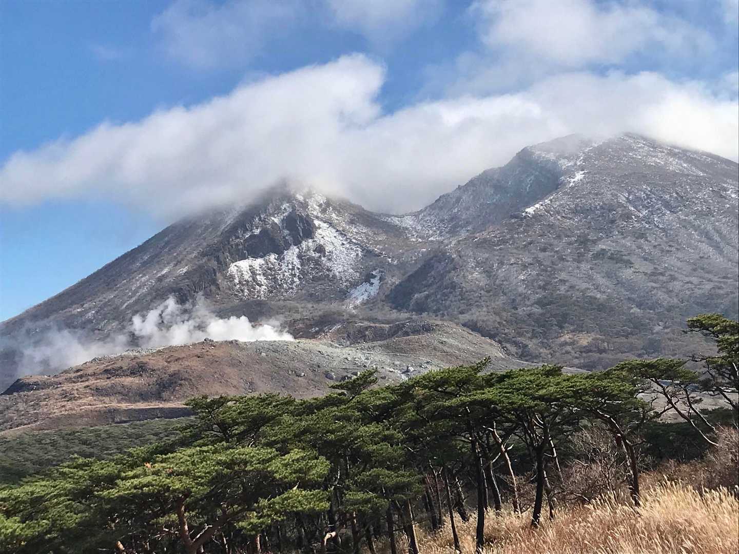 頭のガスがちょっとだけ晴れた瞬間。冠かぶってる韓国岳もきれい✨