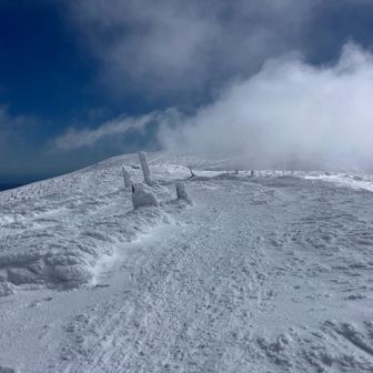 この辺りはしっかり踏み固められていて、アイゼンとかチェーンスパイクでも問題無い。