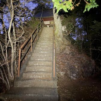 参道の階段を下り切り振り返って