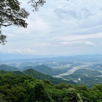 英彦山、嘉穂アルプスなどが確認できるが生憎の曇り空