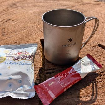 あれ？お昼ご飯の写真がない。
撮り忘れたかな。
お昼はクノールのスープとおにぎり🍙
最高の組み合わせでした！
おやつ食べてアップルティ飲んで
女道から下山します。