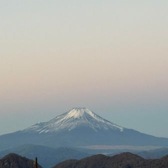 慌てて歩き出します
一番に到着して一番に出て行きました😇
稜線でモル富士を拝みたいのです