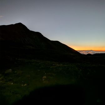 夜は意外に気温が下がり寒くて持参してきた衣類を全部着込んで過ごしました。深夜にもの凄い風の音に目が覚め日和り気味となりましたが出発の準備をしている間にいつしか風も弱まったので本当に助かりました。