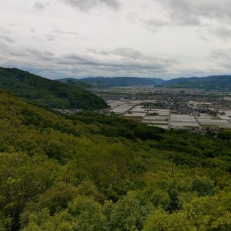 幸山城跡から軽部山(左)ですグルグルと言っても5時間位歩いたら安養寺に戻ります