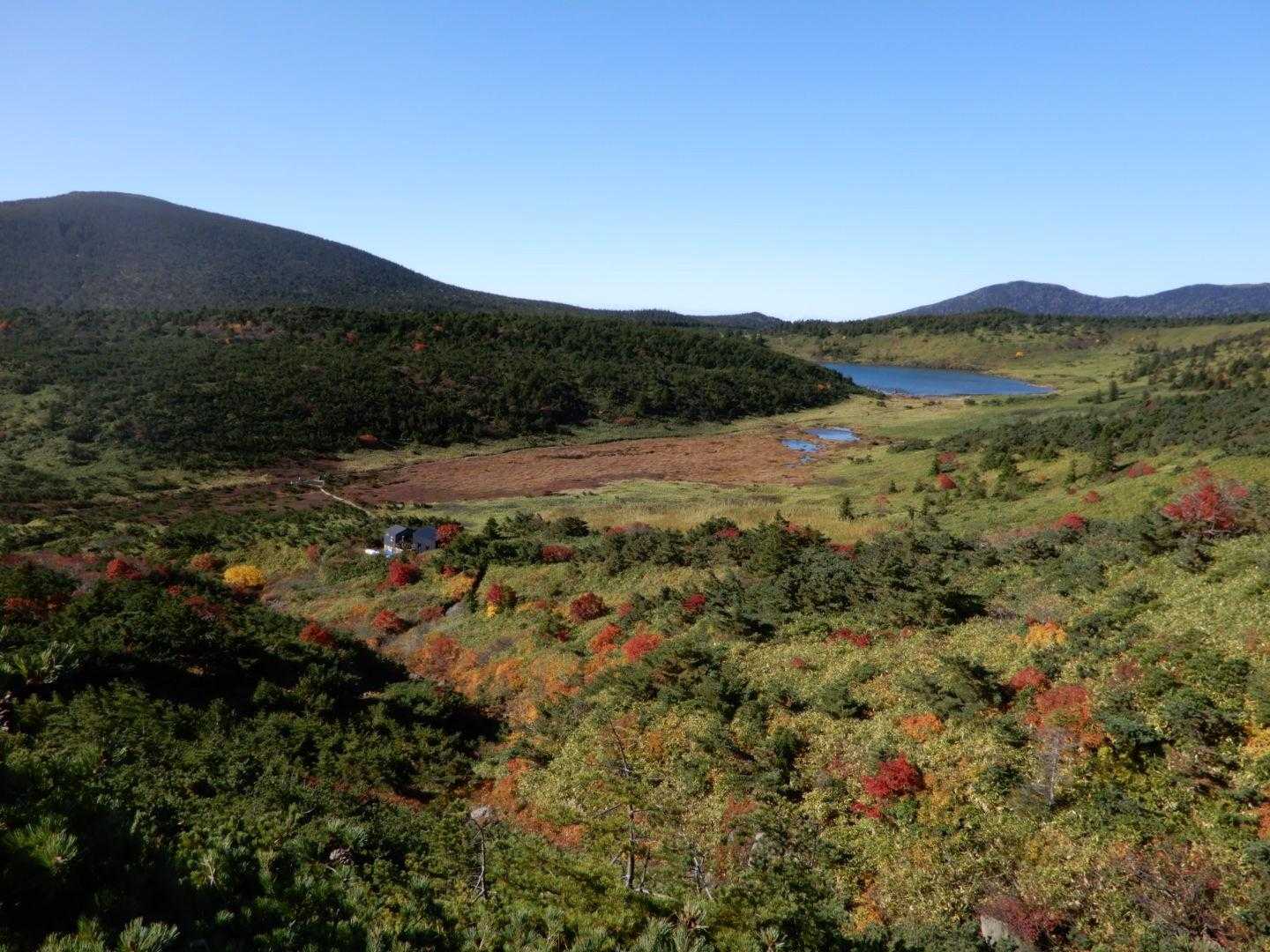 一切経山周回 | 地球の息吹を感じる山肌と風薫る高山植物の園を回る、雄大な山歩道の写真