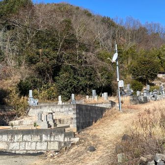 登山口到着！
お墓脇の道からスタート🚶