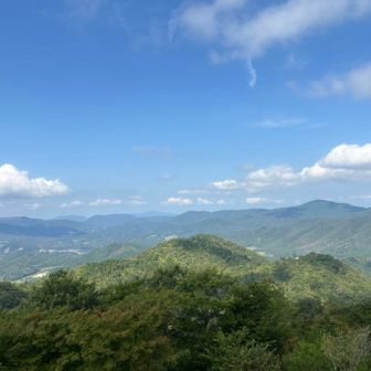 山頂につきました。
展望台があって360°見渡せます🙌
岩にも上がれます。

見慣れた鷹の巣、カンノ木、そして中程より少し左の奥に白木山。