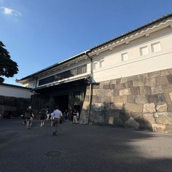 並んでようやく大手門に。
受付で鞄の中をチェックされるので時間がかかる