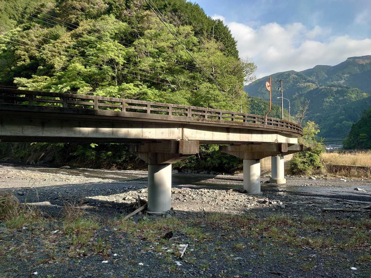 登山道入口をちょっと北上した橋の袂に止める。
警察署前に普通に止められそうだったが実は駐禁だったとかは悲しいから。
