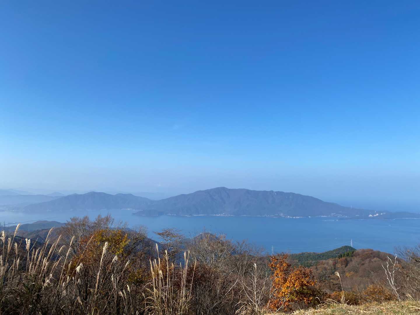 見たかった西方ヶ岳と栄螺ヶ岳と水島。青い～。