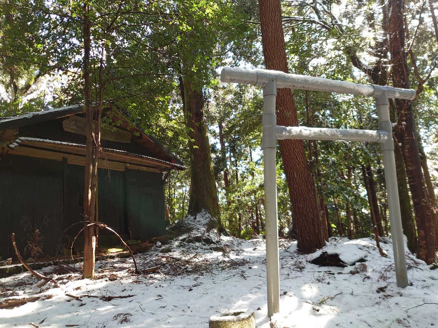 山頂。
山名からしてもしかして鳥居とかある?と思ったらやっぱりあった。