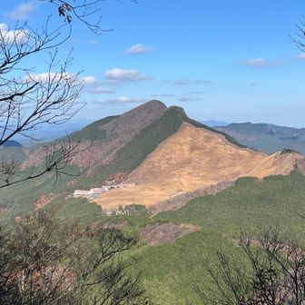 ⛰️ 倶留尊山+曽爾高原
前回は霧氷の🏔️倶留尊山を眺望して🍚おかわり🏔️倶留尊山になりました🎵
山友さんに✨今の時間から🏔️倶留尊山を行くと料金所は無人かも？
(私有地を通るので有人の🪙料金所があります)
✨提案したのですが反応は悪かったです😅
