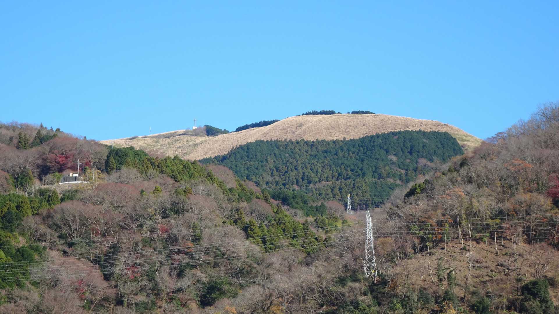 大野山、谷峨駅西側のバス道を北へ進むと東側に大野山が見える。上部の茶色の部分は牧草地。