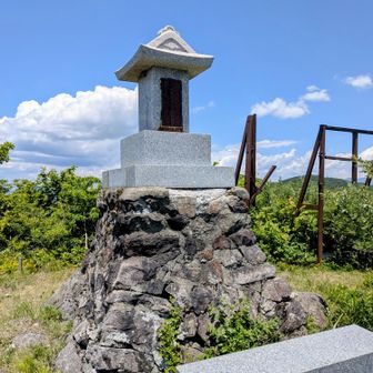 峠のビークに立派な社🙏