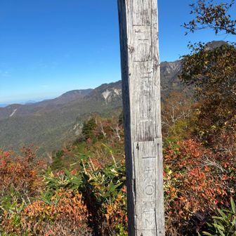 戸隠山山頂　　無事に登頂できました。　　でもまだまだ先が長い