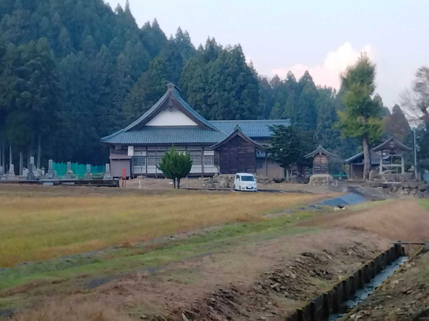 戻ってきました。寺の横にポツンと私の車がさみしそう。