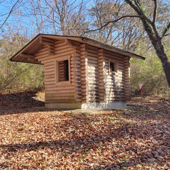 周回途中のトイレ
立派なログハウスです