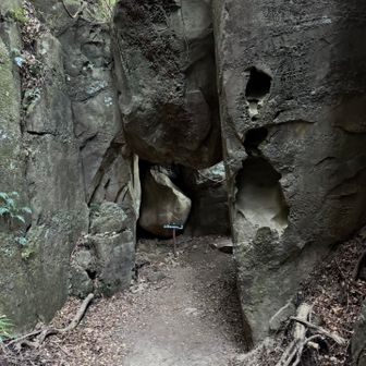 ダイナミックな大岩の