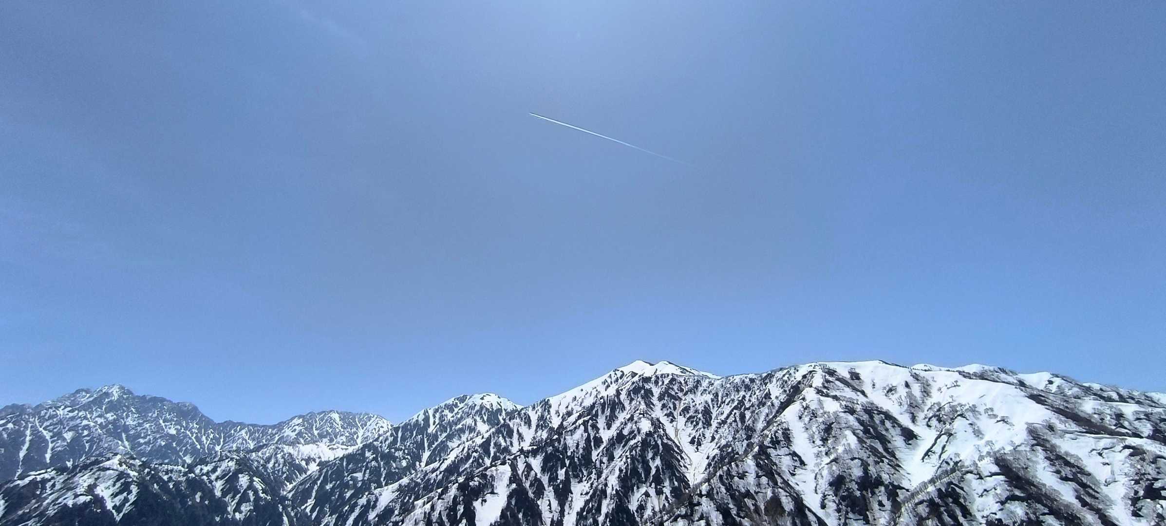大日岳上空に飛行機雲