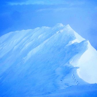 通ってきた稜線が見えてきた

滑ったら奈落に落ちマス